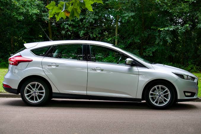 Toyota Vitz, side view